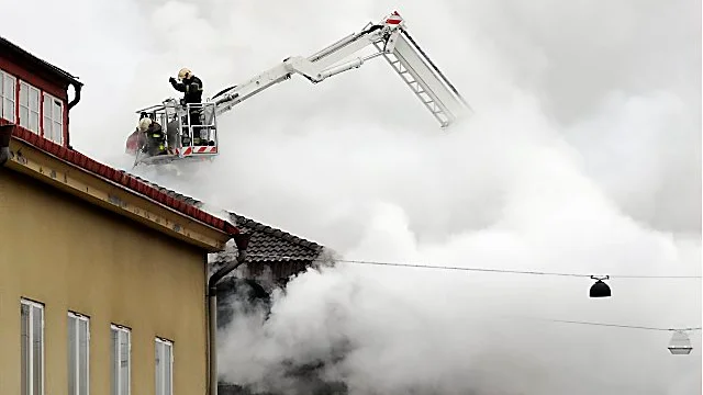 En brand bröt vid 8-tiden på måndagsmorgonen ut på Blue Moon Bar på Västra Kvarngatan i centrala Nyköping. Omkring 15 brandmän bekämpar elden som tros vara anlagd. Foto: Johan Nilsson / SCANPIX