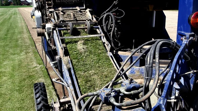 Maskinen som gör det tyngsta jobbet. Skär i 40 cm bredd, plockar upp och paketerar varje kvadratmeter rullgräs på en lastpall.