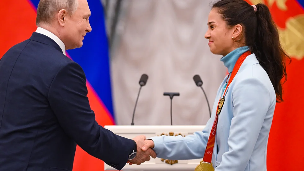Veronika Stepanova, OS-guldmedaljör i längdskidor, på en mottagning i Kreml med Rysslands president Vladimir Putin i april 2022. Arkivbild.