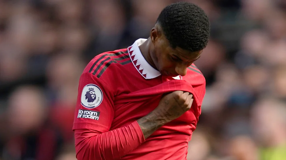 Manchester Uniteds Marcus Rashford lämnar planen skadad.