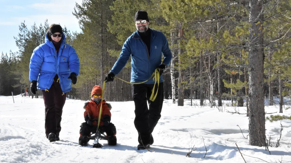Camilla Westring, Joar och Johannes Langer använder själv slingorna på Seskarö.