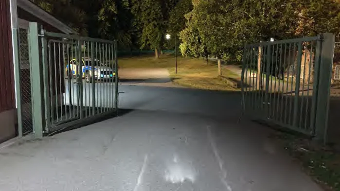 16-åringen och 19-åringen anklagas för att ha kört sönder en grind vid bandyplanen i Åtvidaberg. (Bilden är hämtad ur förundersökningen.)  