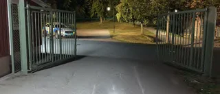 Åklagaren: Tonåringar körde sönder bandyklubbens grind 
