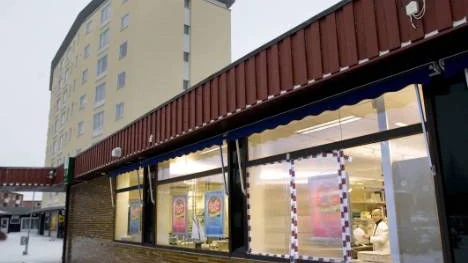 Apoteket Skeppet i Mjölkuddens centrum hade besök av inbrottstjuvar i helgen och under natten till onsdagen inträffade det igen. Tjuvarna tog sig in genom att krossa en ruta. Nu ska säkerheten förbättras. FOTO: Göran Ström