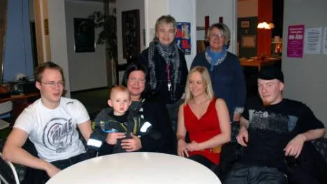 Maria Andersson och Marjatta Loijas står bakom sina "gamla ungdomar" Fredrik Fjellström och Therese Öberg med sonen Rasmus, Linda Jakobsson och Christian Norman.