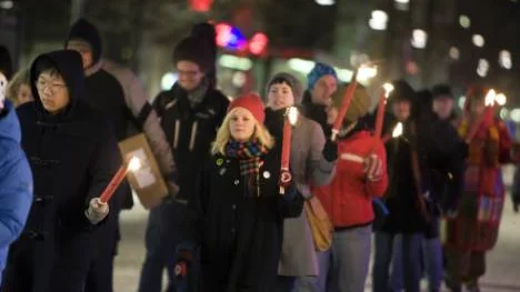 Drygt 20 personer trotsade vinterkylan i Luleå och manifesterade till minne av kristallnattens offer och i protest mot rasism och förföljelser i dag.FOTO: Pär Bäckström
