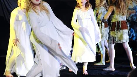 Sagobokens olika figurer och väsen fick verkligen liv på scenen och publiken bjöds på allt från lucior, tomtar, älvor och möss till pepparkaksgubbar.FOTO: Bengt-Åke Persson