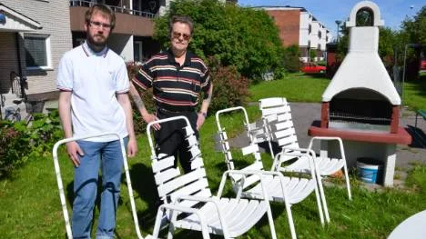 Vandalism gör ingen människa glad. Göran Blom och Rikard Strande vid de söndersparkade trädgårdsstolarna.                   FOTO: Marie Ridderström