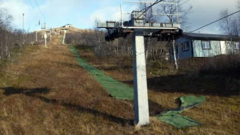 Frågan är om liftarna kommer att kunna startas över huvud taget den här säsongen i Luossavaarabacken i Kiruna. Snöbolaget avböjer kommunledningens erbjudande om extra driftbidrag.FOTO: HANS STERNLUND