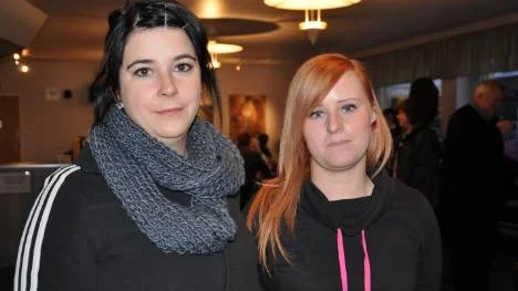 Nina Eriksson och Maria Israelsson har tagit klivet in i kommunpolitiken. Det är roligt spännande och lärorikt, sammanfattar de sitt uppdrag så här långt.<_Bildtext Fotobyline>FOTO: Maria Ödalen</_Bildtext Fotobyline>