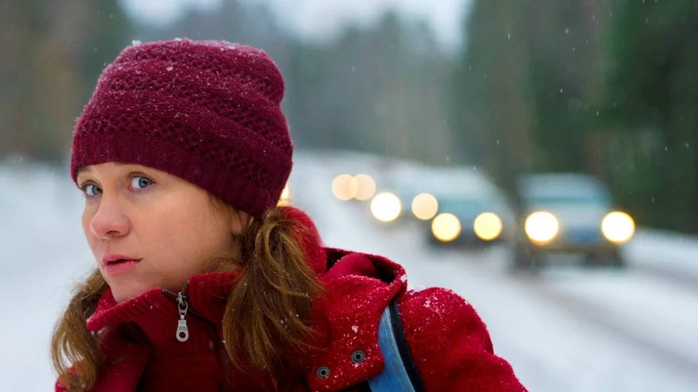 Den nyskilda undersköterskan Disas (Maria Sid) problem med att få fart på livet blir en värmande och komisk filmupplevelse i Maria Bloms "Hallåhallå". 
Foto: Peter Widing/Memfis Film