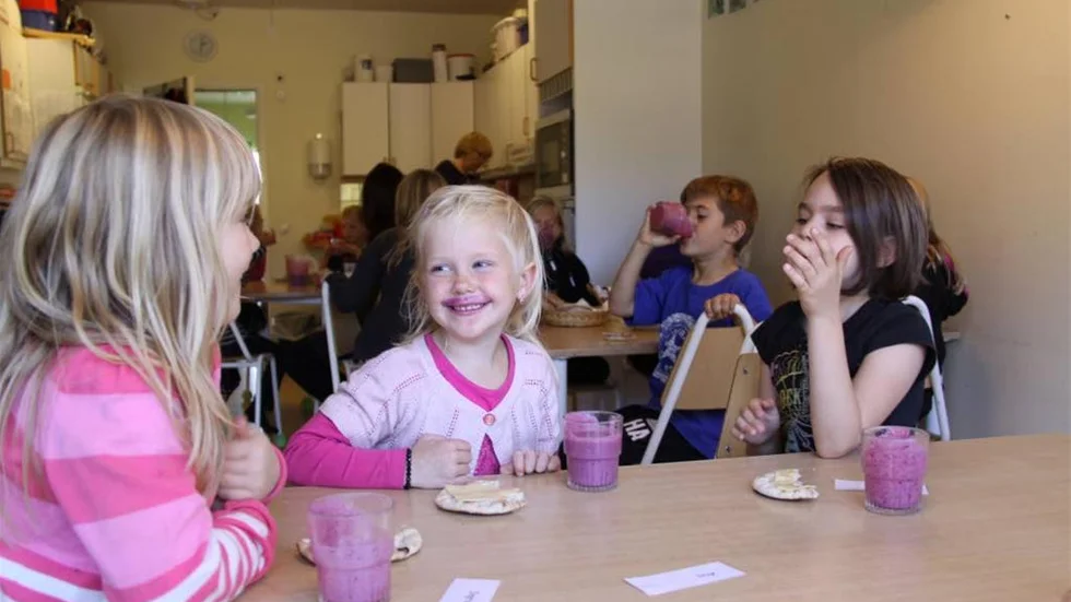 Ingrid Holmberger, Alva Åsberg och Mina Hultman fick blåbär- och banansmoothie till mellis i går. Gott  och klädsamt, tyckte de.