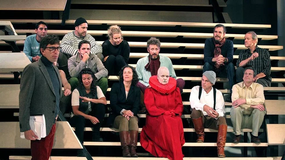 Regissören Pontus Plaenge (till vänster) tillsammans med hela "Hamlet"-ensemblen på Stora teatern i Linköping.