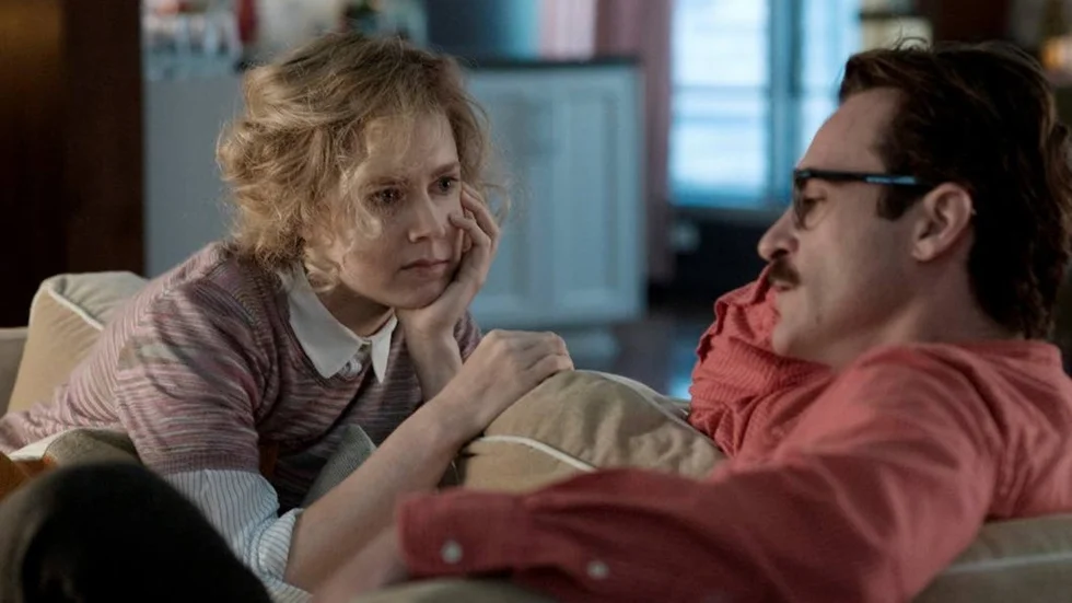 Amy Adams spelar kompis och granne till Joaquin Phoenix rollfigur Theodore, i det romantiska sci-fi-dramat "Her". 
Foto: UIP