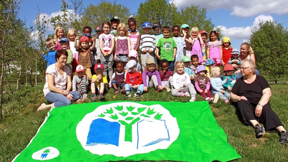Grönt samarbete. Barnskötarna Lisa Karlsson och Anita Andersson tillsammans med barn på förskolan i Horn.