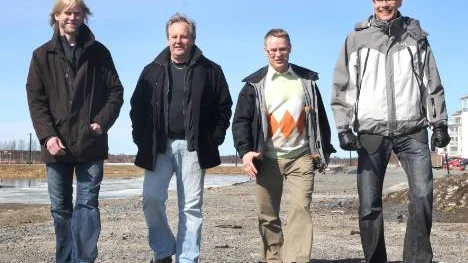Planeringschef i Haparanda Göran Wigren, rektor i Haparanad Leif Rönnbäck, rektor i Torneå Ilpo Husa och Torneås stadsarkitekt Jarmo Loki ser fram emot konstverken som ska deignas av barn och unga i de båda kommunerna.