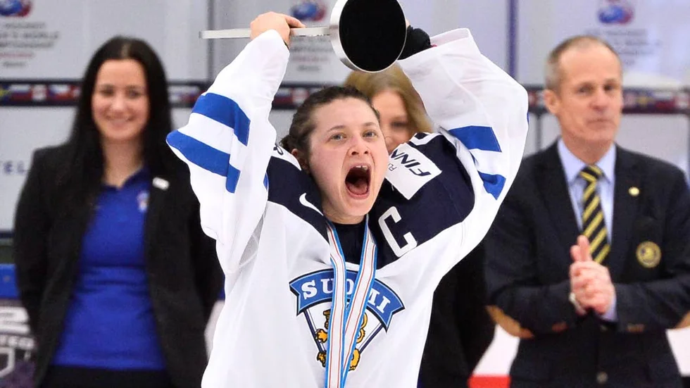 Superback. Luleå Hockey jagar finska Jenni Hiirikoski.