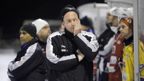 Nej, det blev ingen rolig eftermiddag för tränaren Patrik "Palle" Rönnqvist och hans Kalix Bandy.