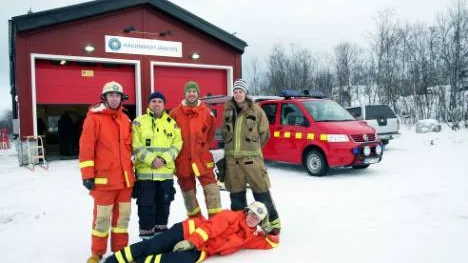 Räddningstjänsten i Kiruna och räddningsvärnet invigde brandstationen i Abisko. Från vänster: Pär Johansson, Trond Olofsson, Ola Jönsson och Emma Lundgren. Längst fram Ackie Nordin.FOTO: Maria Unga