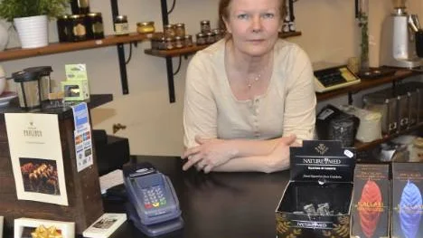 Birgitta Gustafsson stänger nu igen sin te- och kaffebutik i Enter Galleria. Vad som händer med butiksytan framöver är oklart.                            FOTO: Lena Leffler