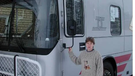 Liselott Lagnestig vid bokbussen i Malmberget.FOTO: Marie Ridderström