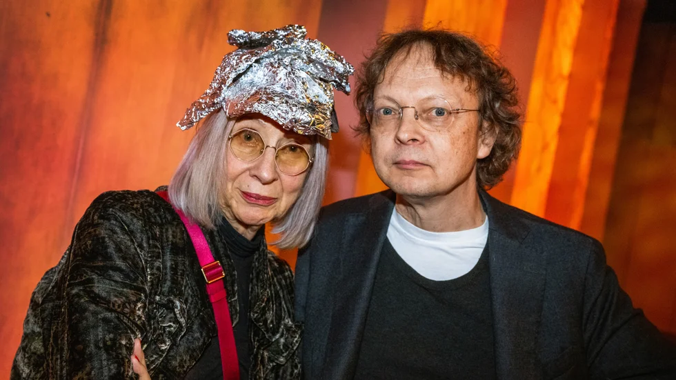 Suzanne Osten med foliehatt bredvid Erik Uddenberg – de gör pjäsen "Konspiration" i höst på Dramaten.