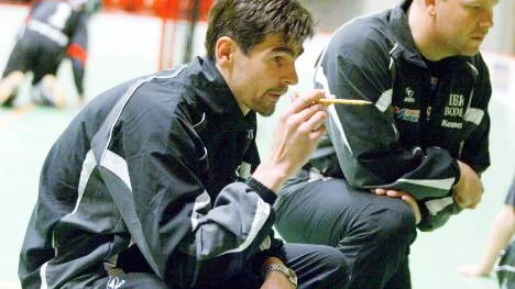 Notvikens tränare Juha Männistö var inte nådig efter förlustmatchen mot Umeå City. "Vi spelade som ett flicklag", hävdade Männistö.