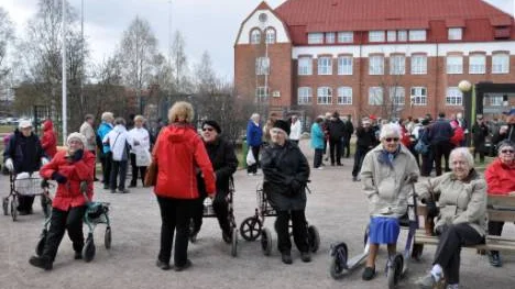 Att sitta ned en stund och prata var populärt bland pensionärerna.FOTO: Marie Ridderström