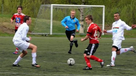 Haparandas Andreas Liakka utmanar GMFFs Johan Sjöström. Matchen mellan lagen slutade mållös.