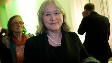 Britt-Marie Mattsson har skrivit om utrikespolitiken i flera decennier. I boken "Vi tolererar inga förlorare" (Piratförlaget)  berättar hon mycket om familjen Kennedy.