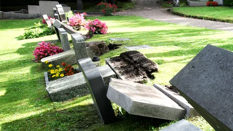Denna syn mötte kyrkogårdsarbetarna när de i morse kom till gamla kyrkogården i Ödeshög.