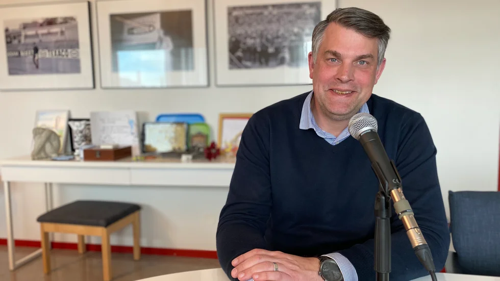 Andreas Schönström är kommunalråd för Socialdemokraterna i Malmö. Bakom honom hänger ett fotografi från S valupptakt 1973 med Palme som dragplåster inför en jättepublik på Malmö stadion. 