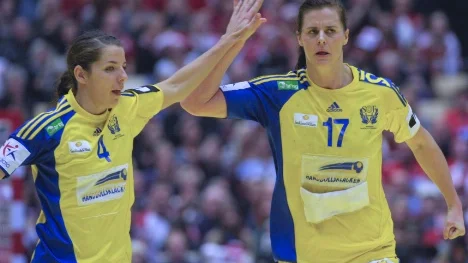 HERNING 20101218 Sveriges Matilda Boson och Linnea Torstenson hajfajvar under lördagens semifinal mot Rumänien i EM i handboll 2010 i Herning, Danmark.
Foto: Leif R Jansson / SCANPIX / Kod 10020