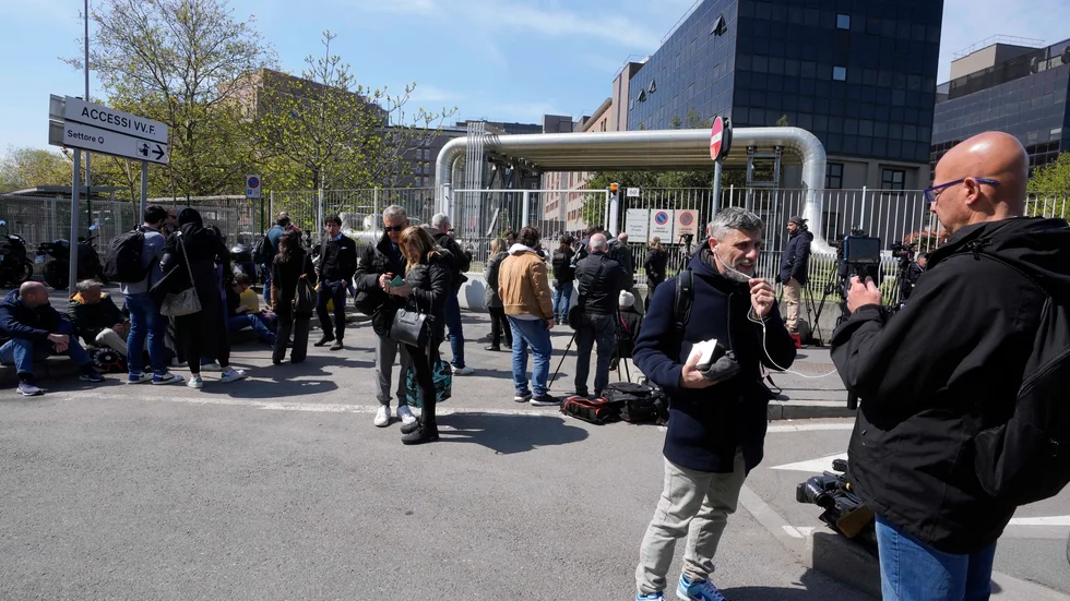 Reportrar utanför det sjukhus i Milano där Silvio Berlusconi får intensivvård. Arkivbild.