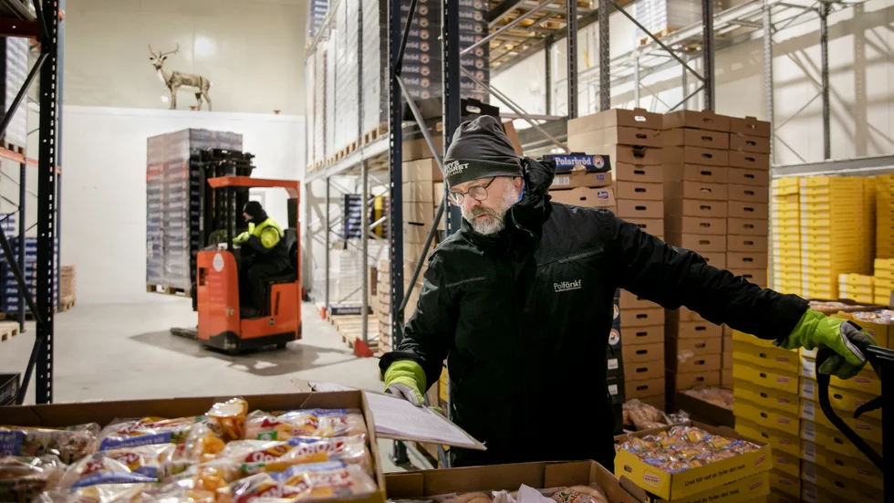 Tom Gustafsson och Mattias Bengtsson (i trucken) arbetar i 23 minusgrader. "Det handlar egentligen om hur man klär (på) sig", säger Tom Gustafsson.