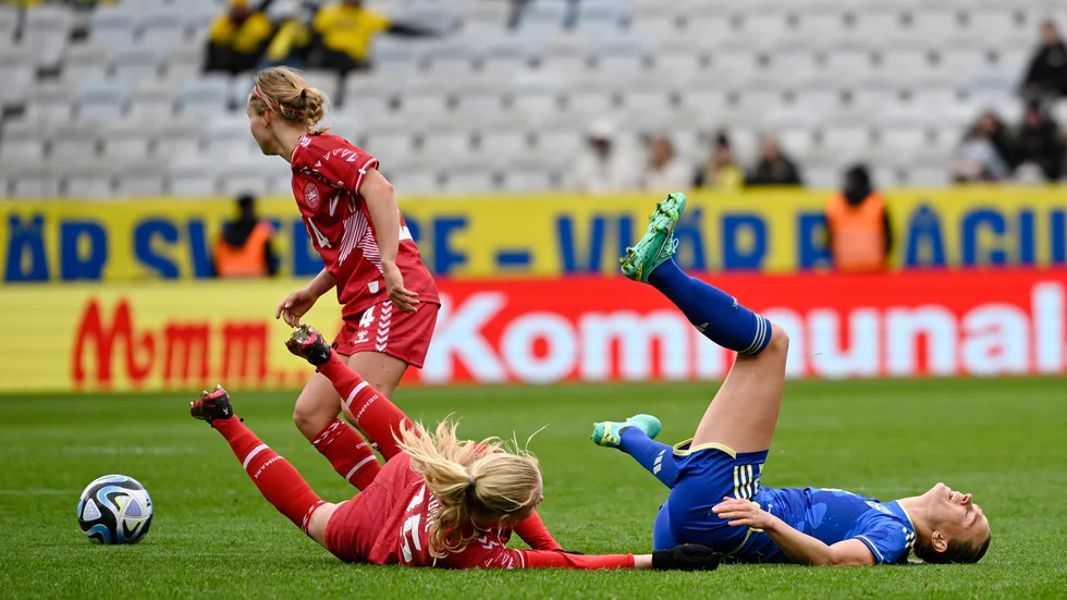 Fridolina Rolfö, till höger, och de andra svenska spelarna hade en frustrerande fotbollsfredag mot Danmark.