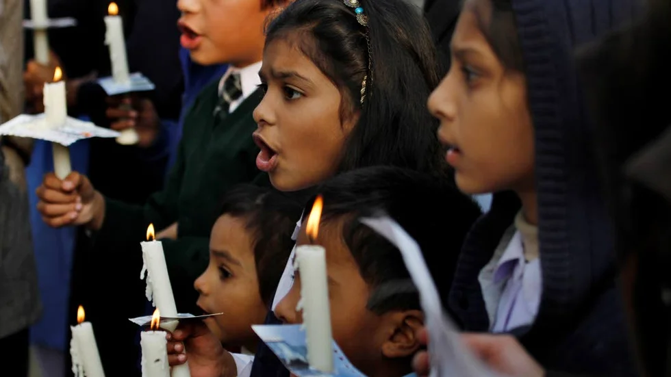 Vägrar besegras. Pakistanska barn protesterar mot talibanernas skolmassaker i Peshawar.