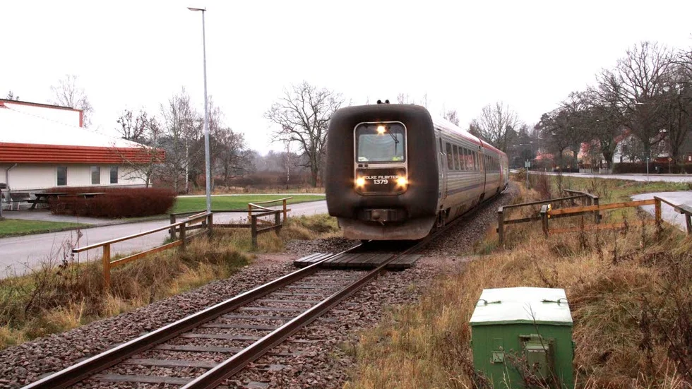 Ett tåg uppges haa krockat med ett vildsvin söder om Hultsfred. Olyckan har orsakat ett stopp i tågtrafiken.