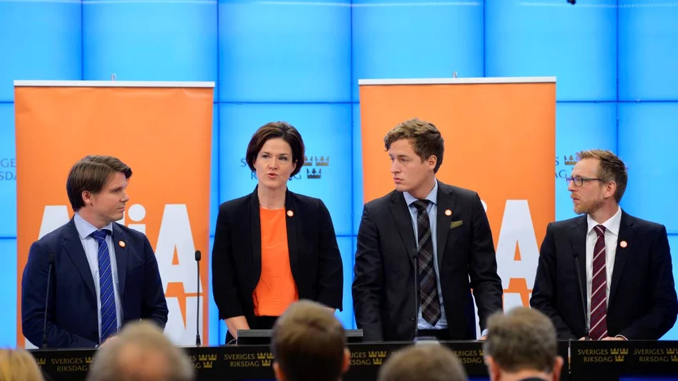 Presenterar skuggbudget. Alliansen tydliggör skillnader mellan blocken.