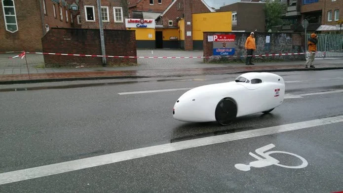 Velomobil. Just den här körde fel och befann sig på väg 134 på eftermiddagen den 10 juli.