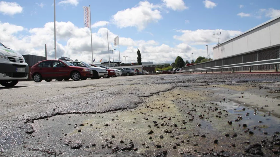 Ännu råder ovisshet om vad som gick fel när parkeringsdäcket asfalterades om. Först när detta är utrett kan någonting göras åt parkeringens bedrövliga skick.