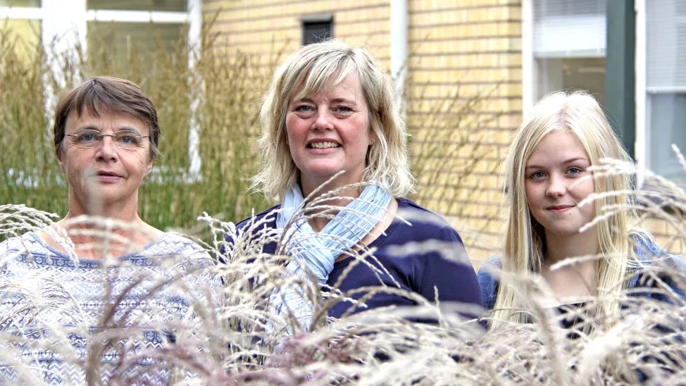 Till Kenya. Helena Brunberg, Elisebeth Grüber och Maja Kullered har en veckas vistelse i Kimilili framför sig.