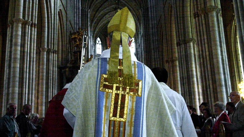 ©SCANPIX SWEDEN, 2000-05-16.
Kyrkomötet inleds med högmässa i Domkyrkan i Uppsala.
Biskop i kyrkan på väg till mässan. Mitra, korkåpa, kräkla.
Foto: Dan Hansson/SCANPIX
Code: 30062