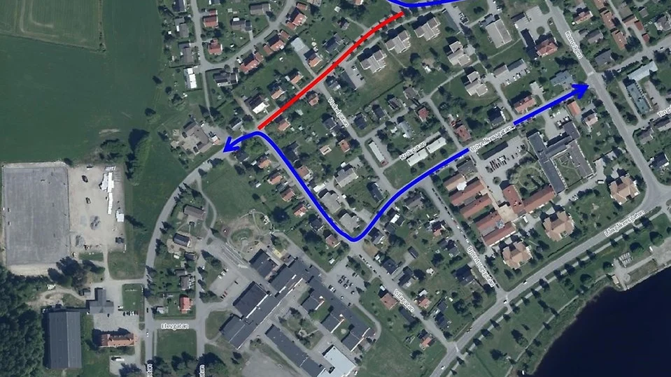 Skärmbild från Skellefteå kommuns hemsida som visar den aktuella avstängningen. Föreslagna omledningsvägar är markerade i blått på kartan. 