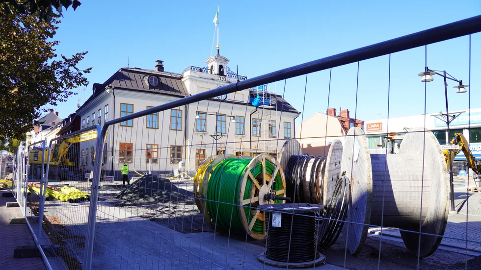 Grävningarna på Stora torget. Insändarskribenten undrar om det är dansken som kommit tillbaka för att ödelägga Västerviks centrum.