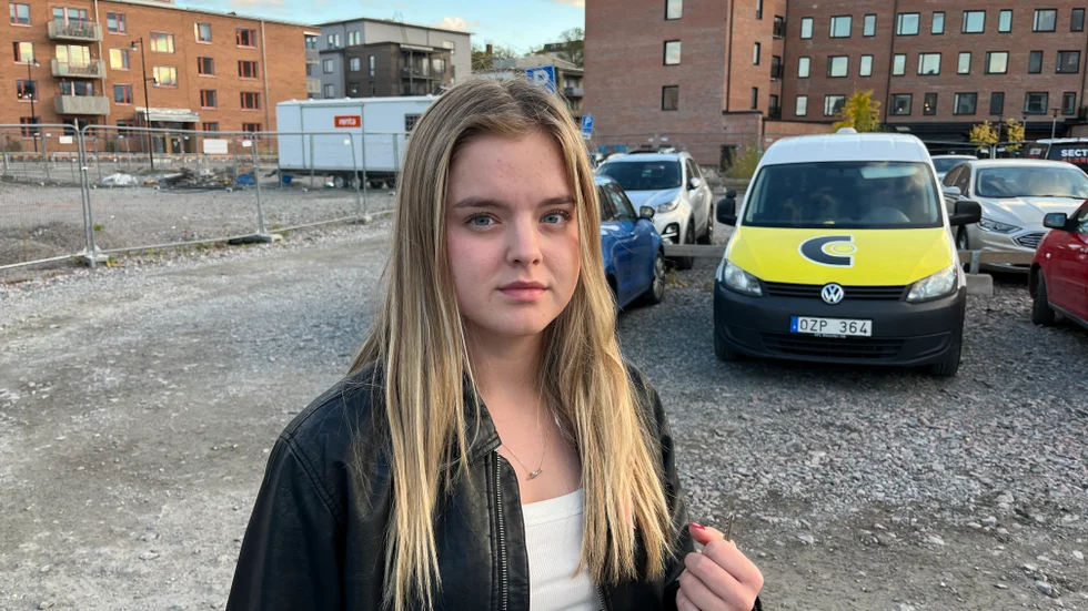 "Folk har ju bil och måste ta sig till jobbet", säger Ella Skoglöf som bor med sin sambo bredvid parkeringen där de har sina bilar. 