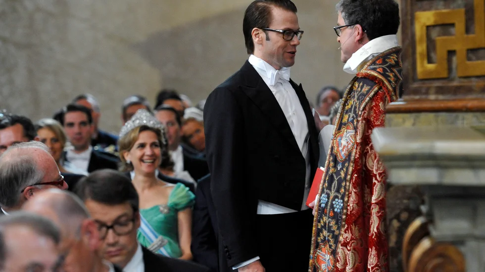 Daniel Westling i Storkyrkan i Stockholm inför sin vigsel med kronprinsessan Victoria.
Kungen var med en bit, sedan gick brudparet altargången tillsammans. 