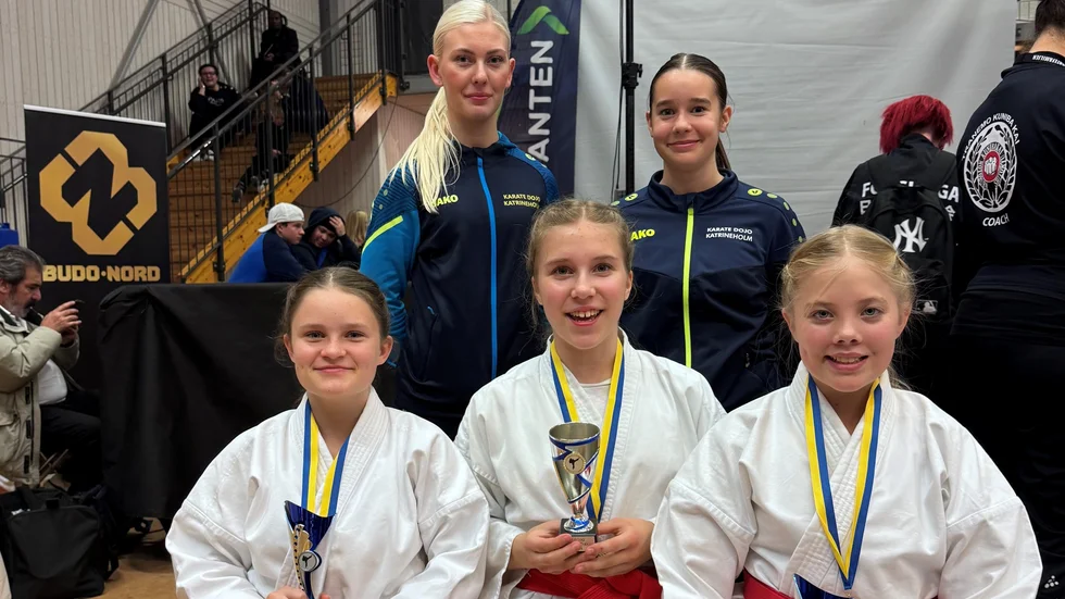Stående från vänster: Minou Vapper och Leila Karlsson. På knän: Astrid Gustafsson, Evelina Hellfeldt och Enya Lindskog.