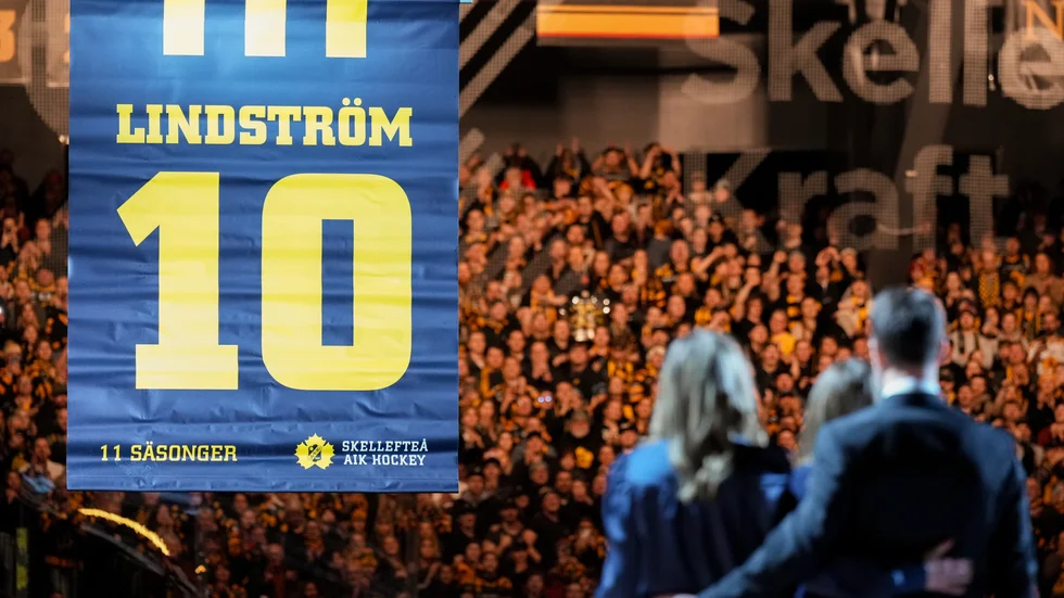 Under lördagseftermiddagen hissades Joakim Lindströms tröja upp i taket på Skellefteå Kraft arena, som en hyllning till AIK-ikonen Joakim Lindströms enorma bidrag under sina elva säsonger i den svartgula skruden.