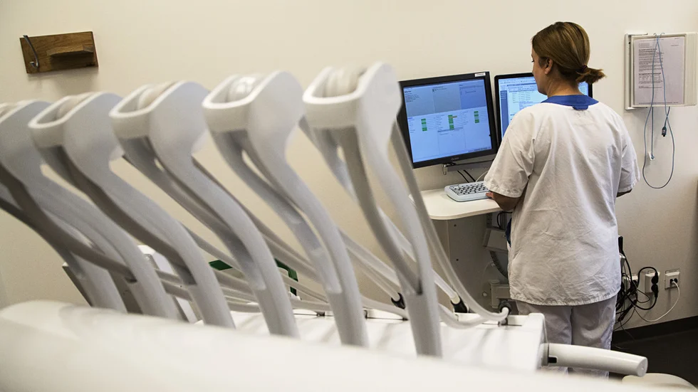 Om Folktandvården inte kan möta efterfrågan bör de samordna med andra kliniker eller överväga att ta in privata aktörer för att minska belastningen, menar insändarskribenten.